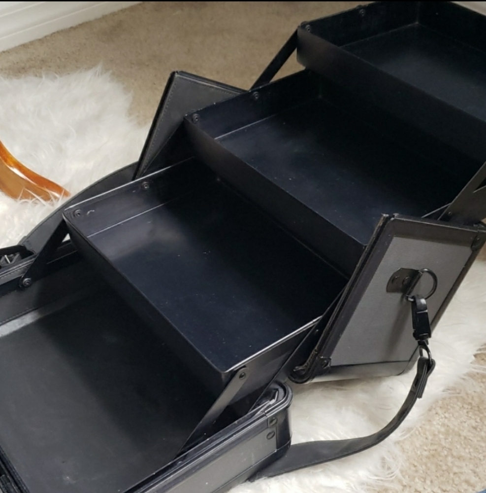MAC Cosmetics Training Case - Picture 2 of 5